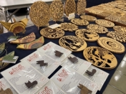 カウナスマーケットで販売する木製雑貨の写真
