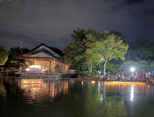 平和を願う灯ろう流し写真