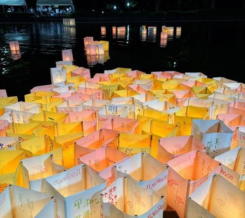平和を願う灯ろう流し写真2