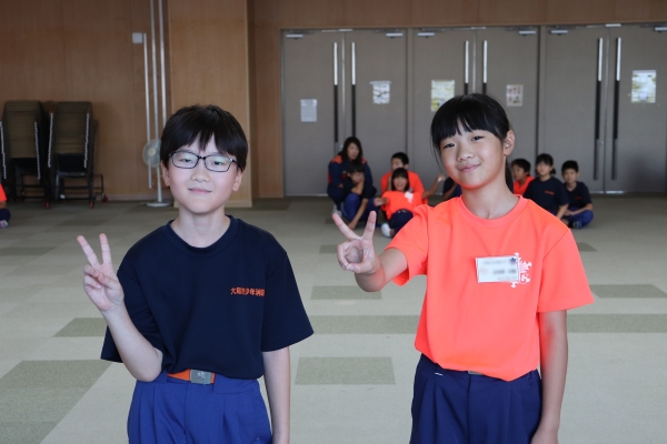 平塚市少年消防クラブのリーダーと大和市少年消防団のリーダーの様子