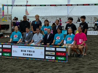 ビーチパークで行われたジャパンビーチバレーボールツアーでの集合写真の様子