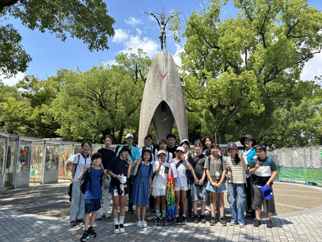 平和記念公園で千羽鶴を献納している写真