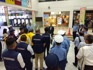 市長が平塚駅北口でキャンペーン活動を行う様子
