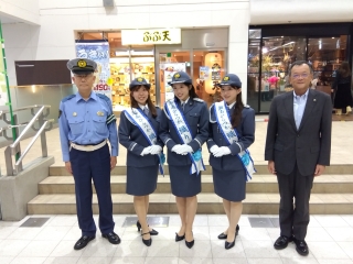 市長が平塚駅北口でキャンペーン活動を行う様子