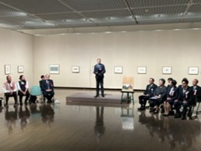 美術館で行われた企画展オープニングセレモニーで市長があいさつする様子