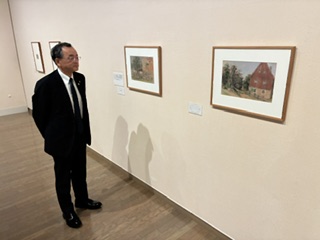 美術館で行われた展覧会を市長が観覧する様子