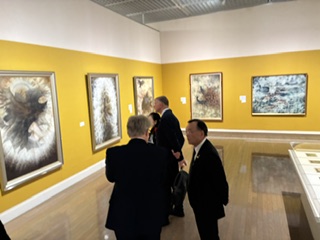 美術館で行われた展覧会を市長らが観覧する様子