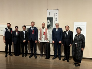 美術館で行われた企画展オープニングセレモニーでの集合写真