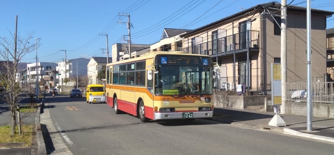 北金目バス停と神奈中バス